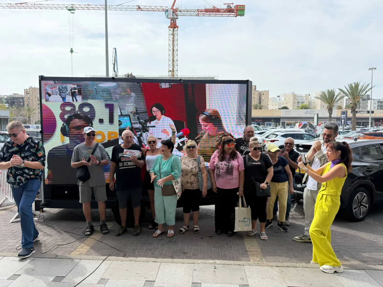 מאזינים מול מסך LED נייד ביום השידורים של רדיו 89.1